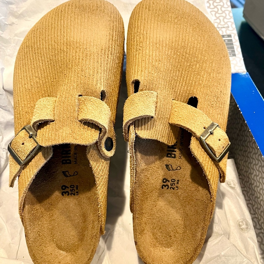Brand New Birkenstock “Boston” Tan Suede Clogs Size 39 Reg unisex